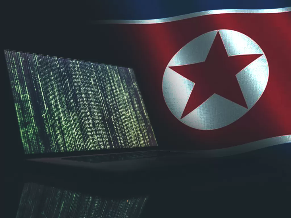 Ilustrasi komputer yang sedang diretas dan bendera Korea Utara (photo/Unsplash/Markus Spiske)
