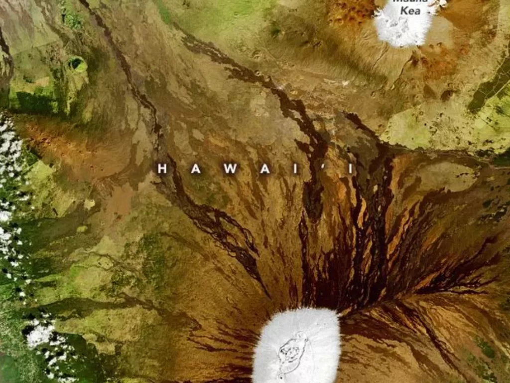 Tampilan peta yang memperlihatkan 2 gunung di Hawaii diselmuti salju. (photo/Dok. NASA Earth Observatory via Joshua Stevens)