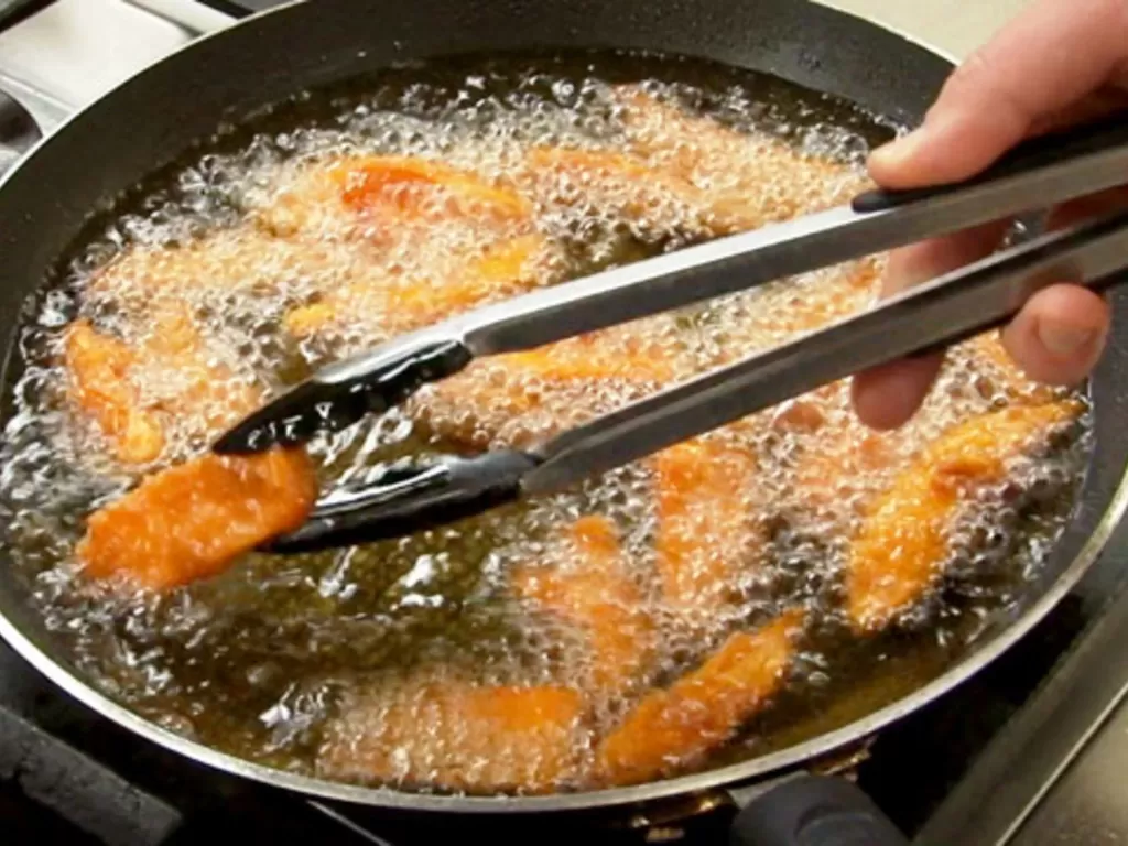 Ilustrasi menggoreng makanan. (cook'silustrated.com)