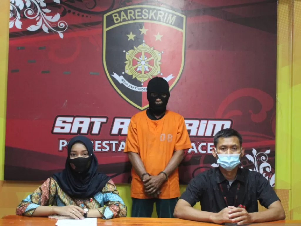  Terduga pelaku pencabulan anak, SUR diamankan Sat Reskrim Polresta Banda Aceh, di Banda Aceh, Rabu (17/2/2021). (ANTARA/HO) 