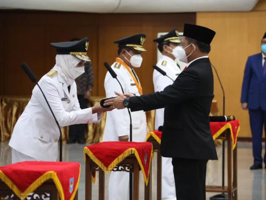 enteri Dalam Negeri Tito Karnavian melantik Hari Nur Cahya Murni sebagai Penjabat Gubernur Jambi (Dok. Humas Provinsi Jambi)