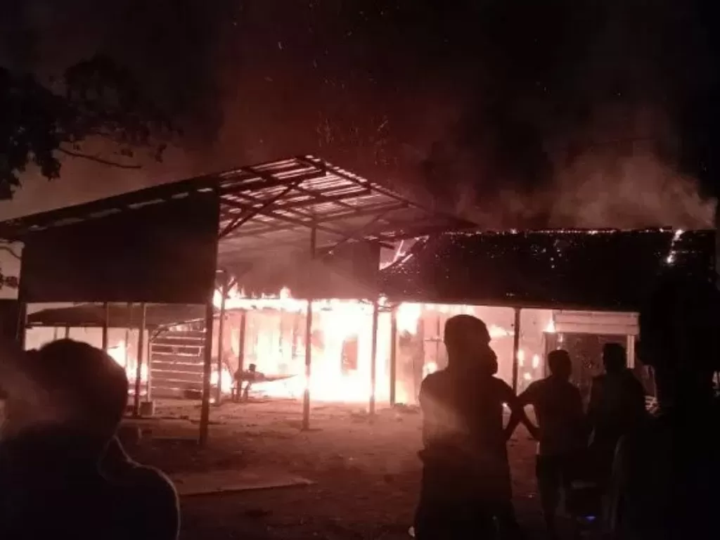 Suasana kebakaran 11 rumah yang menewaskan seorang petugas Damkar saat bertugas disana. (ANTARA)