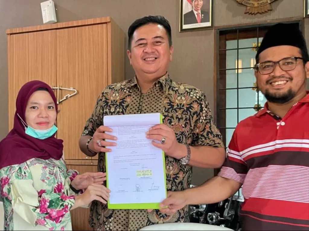  Ketua PSI Sumut H.M Nezar Djoeli, didampinggi Sekretaris Delia Ulfa dan Ketua Bapillu, Muhri Fauzi Hafiz di Medan, Jumat (19/2/2021) 
