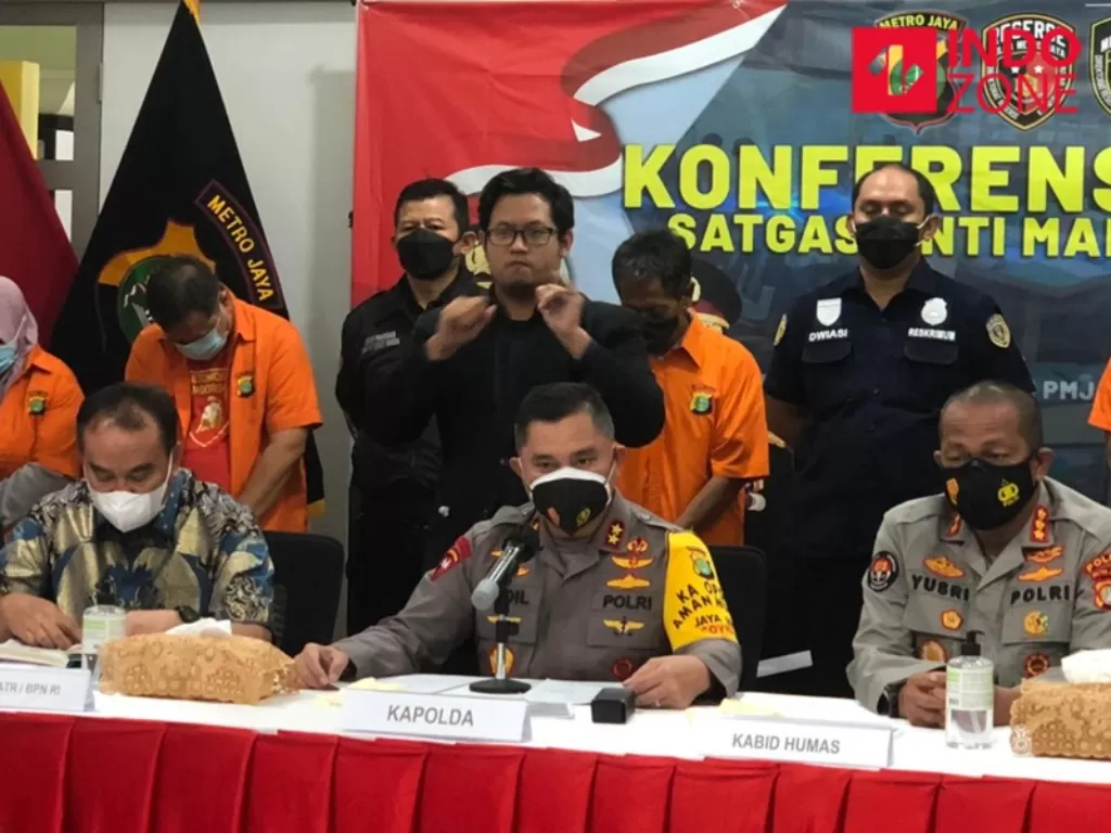  Konferensi pers Kapolda Metro Jaya terkait kasus mafia tanah dengan korban Dino Patti Djalal. (INDOZONE/Samsudhuha Wildansyah).
