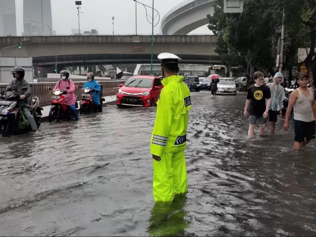 Banjir di Jalan Gatot Subroto. (Instagram/@tmcpoldametro)