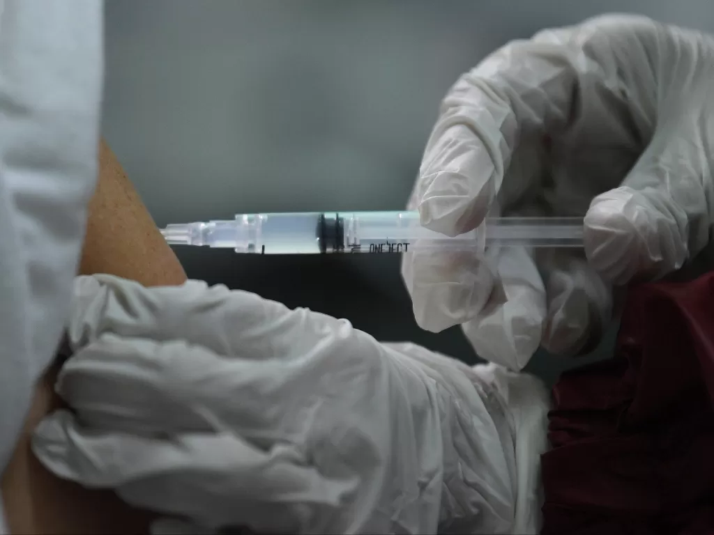 Petugas menyuntikan vaksin CoronaVac ke tenaga kesehatan. (Foto: ANTARA/Wahyu Putro A)
