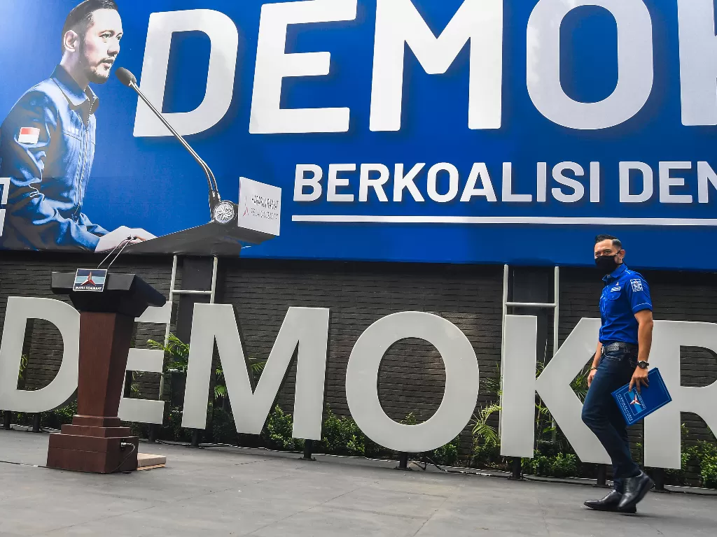 Ketua Umum DPP Partai Demokrat Agus Harimurti Yudhoyono (AHY) berjalan saat akan memberikan keterangan pers di kantor DPP Partai Demokrat , Jakarta, Senin (1/2/2021). (ANTARA FOTO/Muhammad Adimaja)