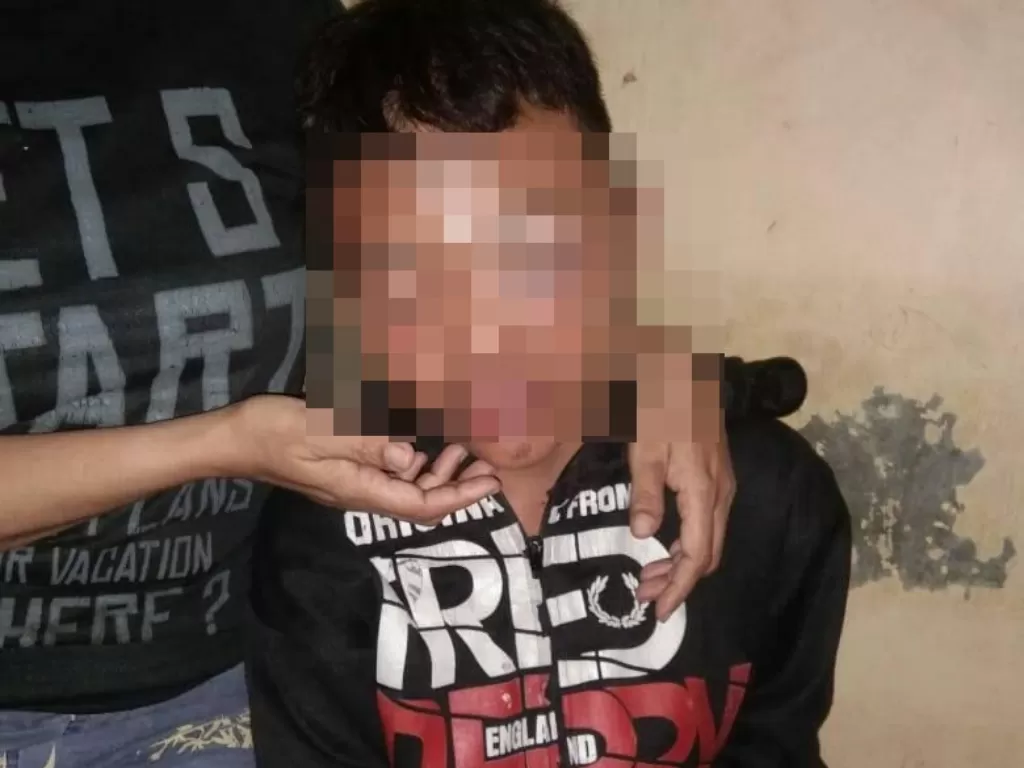 Rh (13), bocah yang dihajar warga di Kerawang, Jawa Barat. (Facebook/Mam)