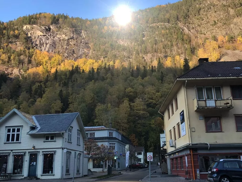 Kota Rjukan pasang cermin raksasa untuk mendapatkan sinar matahari (Instagram/visitrjukan)
