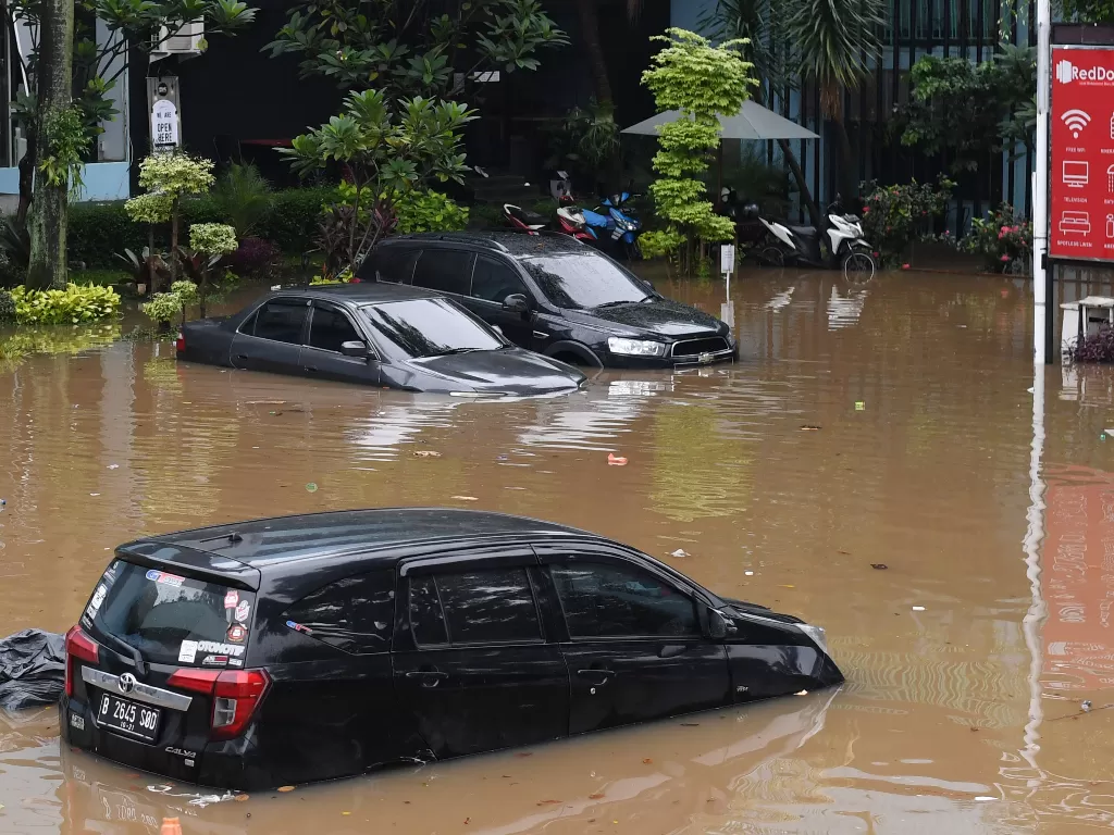 Sejumlah mobil terendam banjir di Hotel Kebayoran (ANTARA FOTO/Wahyu Putro A)