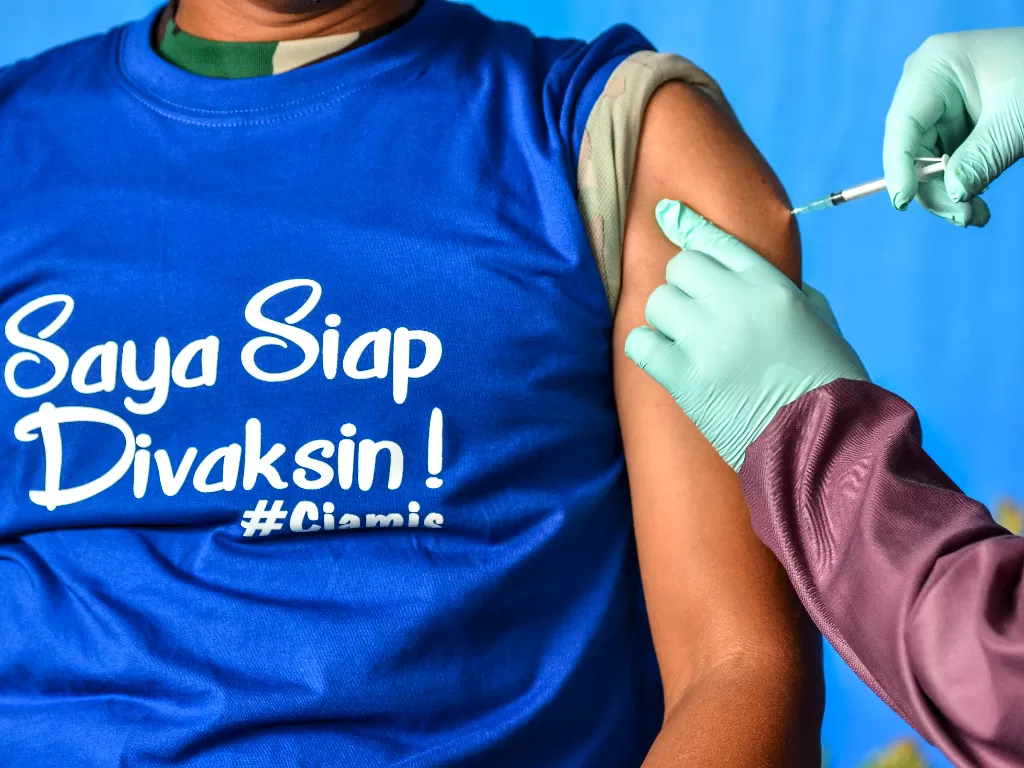 Ilustrasi disuntik vaksin. (photo/ANTARA FOTO/Adeng Bustomi)