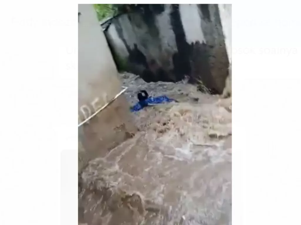 Pemotor tewas terseret banjir viral (Istimewa)