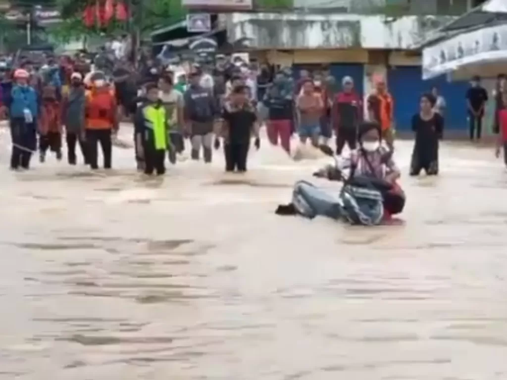  Cuplikan video emak-emak nekat trobos banjir. (photo/Instagram/@net2netnews)
