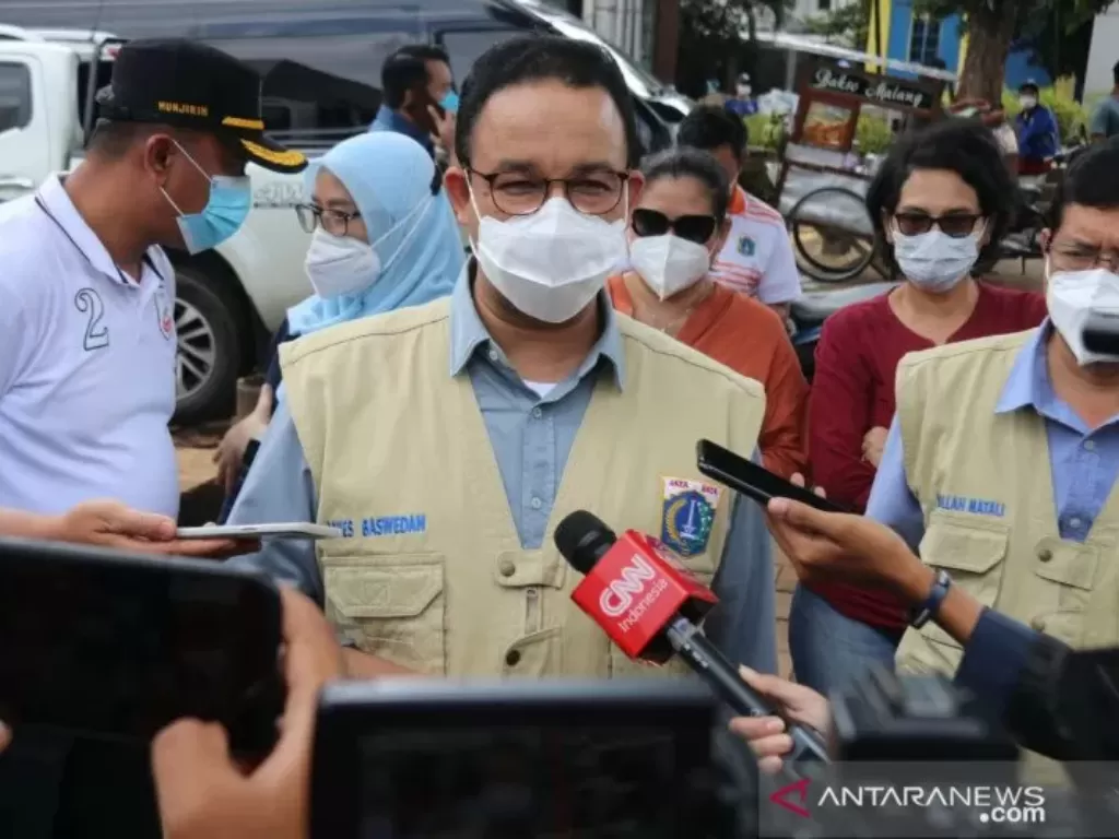 Gubernur DKI Jakarta Anies Baswedan memberikan pernyataan pada media usai meninjau Jalan Kemang Raya yang pada Sabtu (20/2) sempat tergenang banjir luapan Kali Krukut, Jakarta Selatan, Ahad (21/2/2021). (photo/ANTARA/Ricky Prayoga)