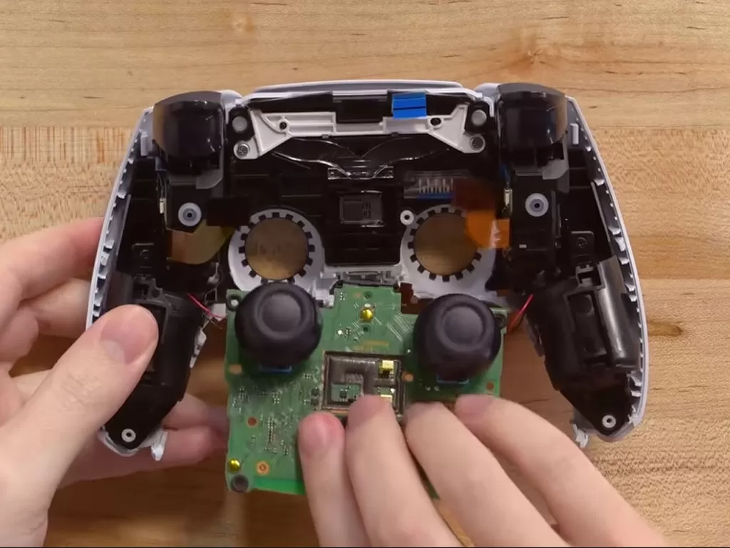 Tampilan bagian dalam dari controller DualSense di PlayStation 5 (photo/YouTube/iFixit)