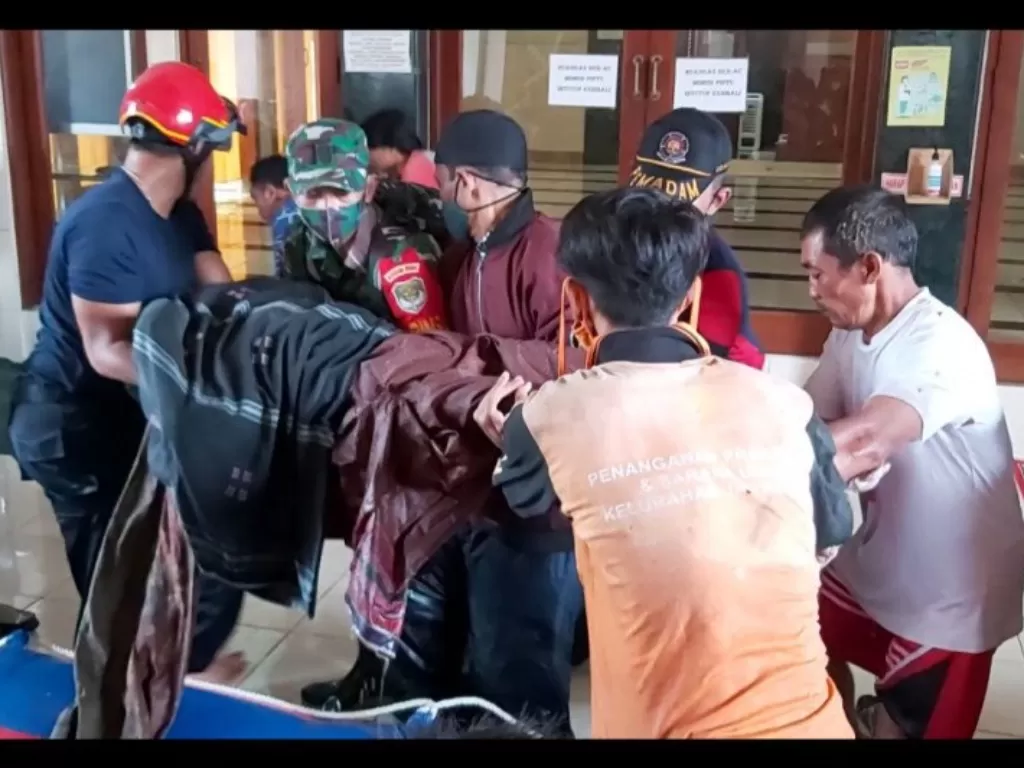 Petugas Damkar Jakarta Selatan mengevakuasi seorang warga lanjut usia yang meninggal dunia karena terkunci di dalam rumahnya saat banjir melanda pemukiman Jatipadang, Jakarta Selatan, Sabtu (20/2/2021). (ANTARA/HO-Damkar Jakarta Selatan)