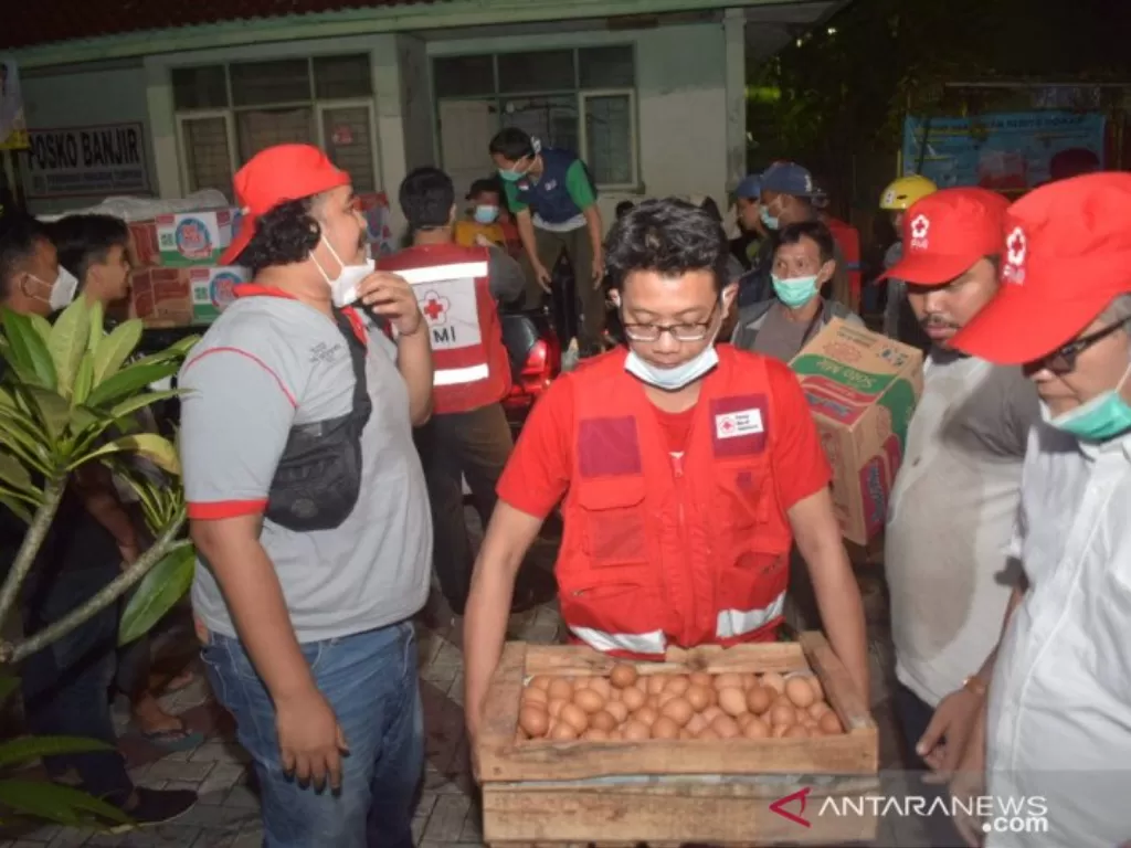  Distribusi bantuan dari PMI Kota Tangerang untuk warga Karawaci yang terdampak banjir dan mengungsi di sebilan lokasi pengungsian. (photo/ANTARA/dok.PMI)