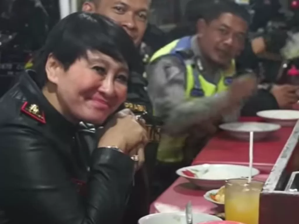 Kompol Yuni Purwanti Kusuma Dewi saat mengajak anggotanya makan sup. (YouTube Suyanto Syn)