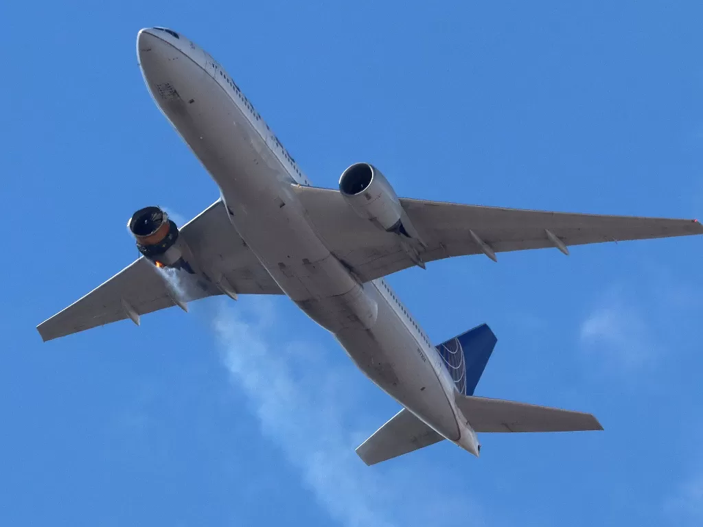 Pesawat United Airlines penerbangan UA328 mengalami kerusakan mesin dan kembali ke Denver International Airport, Colorado, AS, Sabtu (20/2/2021). (photo/REUTERS/Hayden Smith/@speedbird5280)