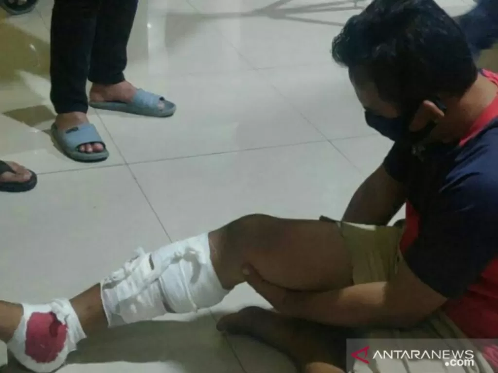  Pelaku penculikan, SH (38) terpaksa ditembak kakinya karen melawan saat akan ditangkap tim Polrestabes Palembang, Sabtu (20/2) malam. (ANTARA/Aziz Munajar/21) 