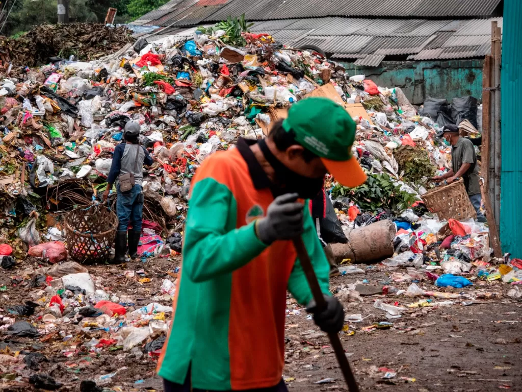 Iustrasi petugas sedang membersihkan sampah (Foto: ANTARA/Dhemas Reviyanto)