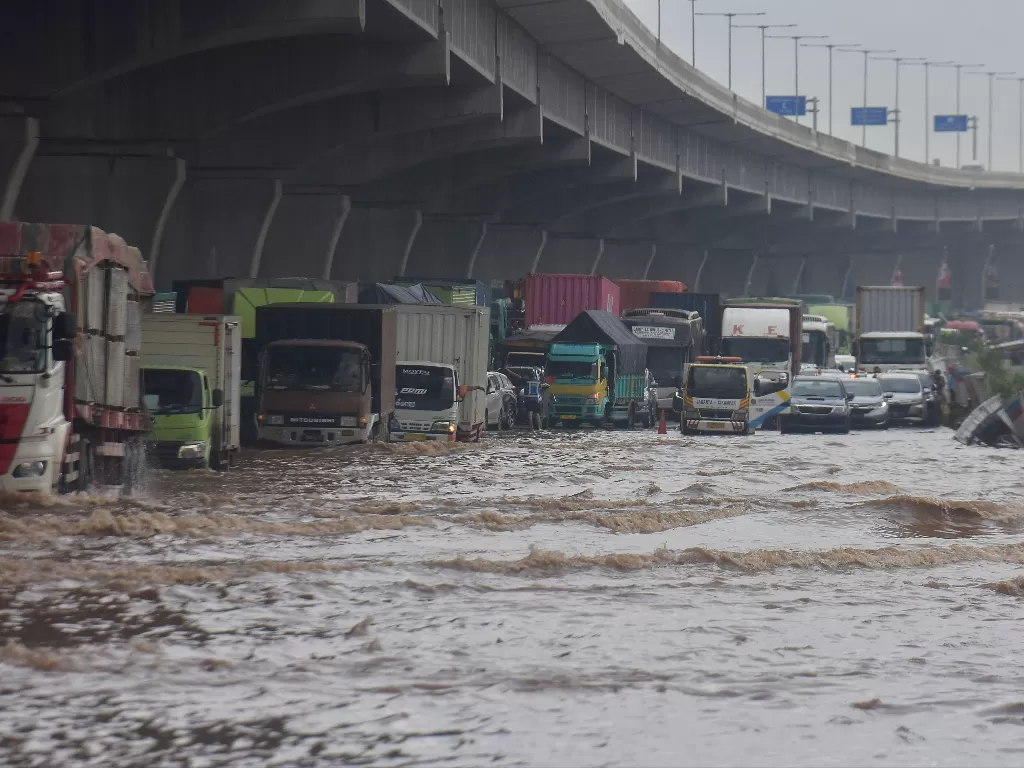 Sejumlah kendaraan terjebak kemacetan saat banjir menggenangi Tol Jakarta Cikampek Km 19 Tambun, Kabupaten Bekasi, Jawa Barat. (Foto: ANTARA/Arisanto)