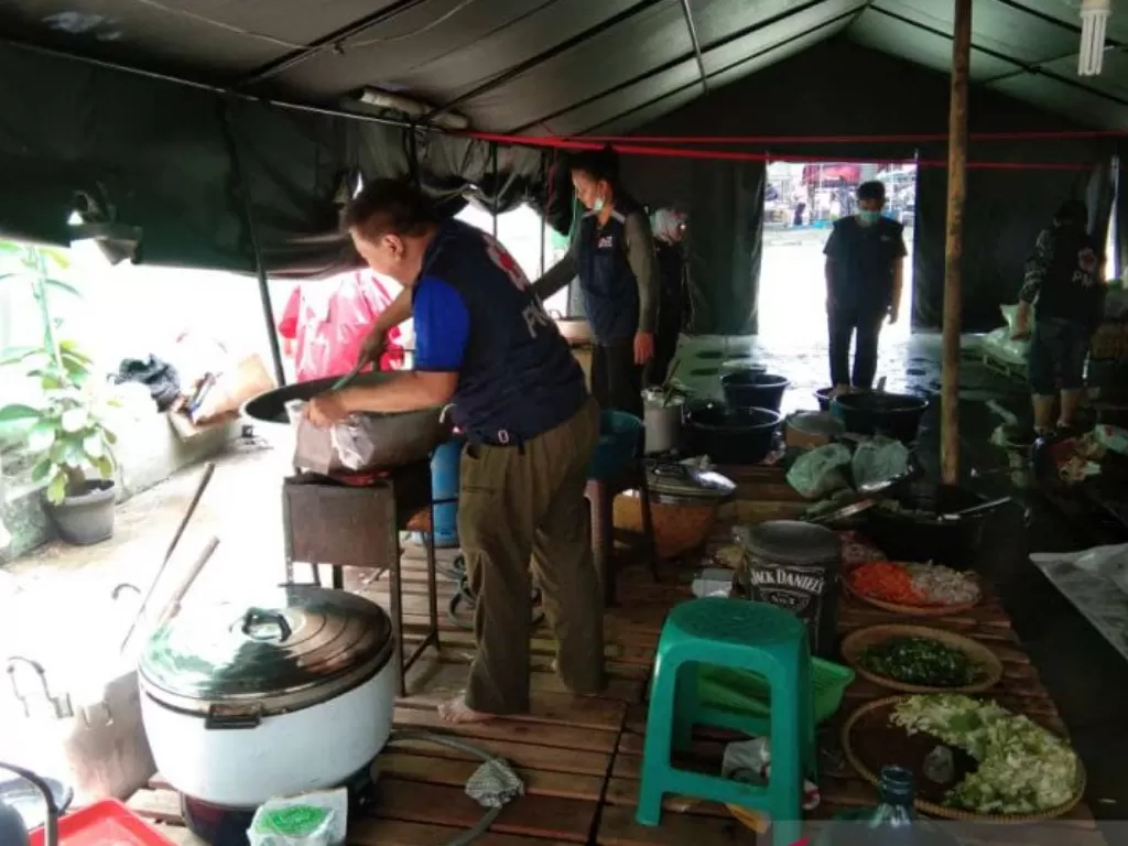 Relawan menyiapak makanan di dapur umum PMI Kota Tangerang. (photo/ANTARA/HO)