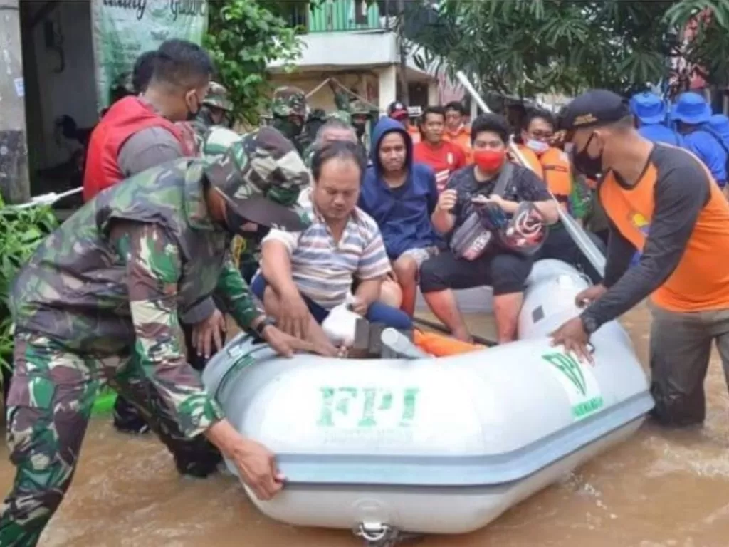 Perahu berlogo FPI digunakan evakuasi korban banjir. (Dok Istimewa)