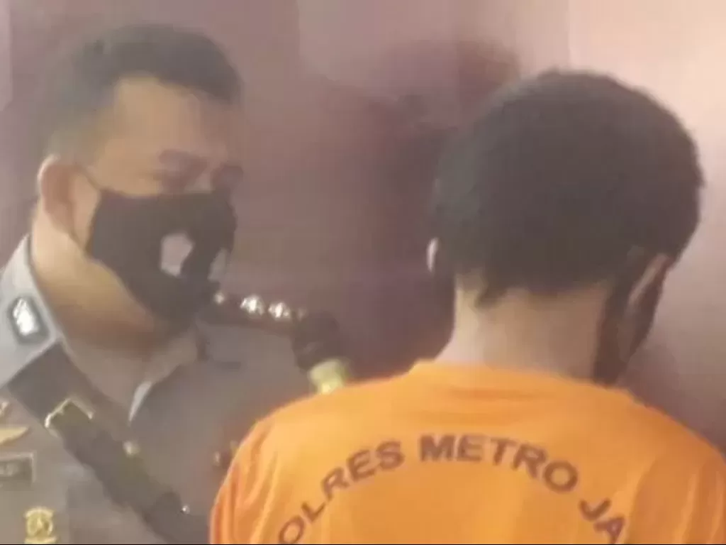 Pelaku pencabulan saat dihadirkan polisi di depan wartawan (Antara)