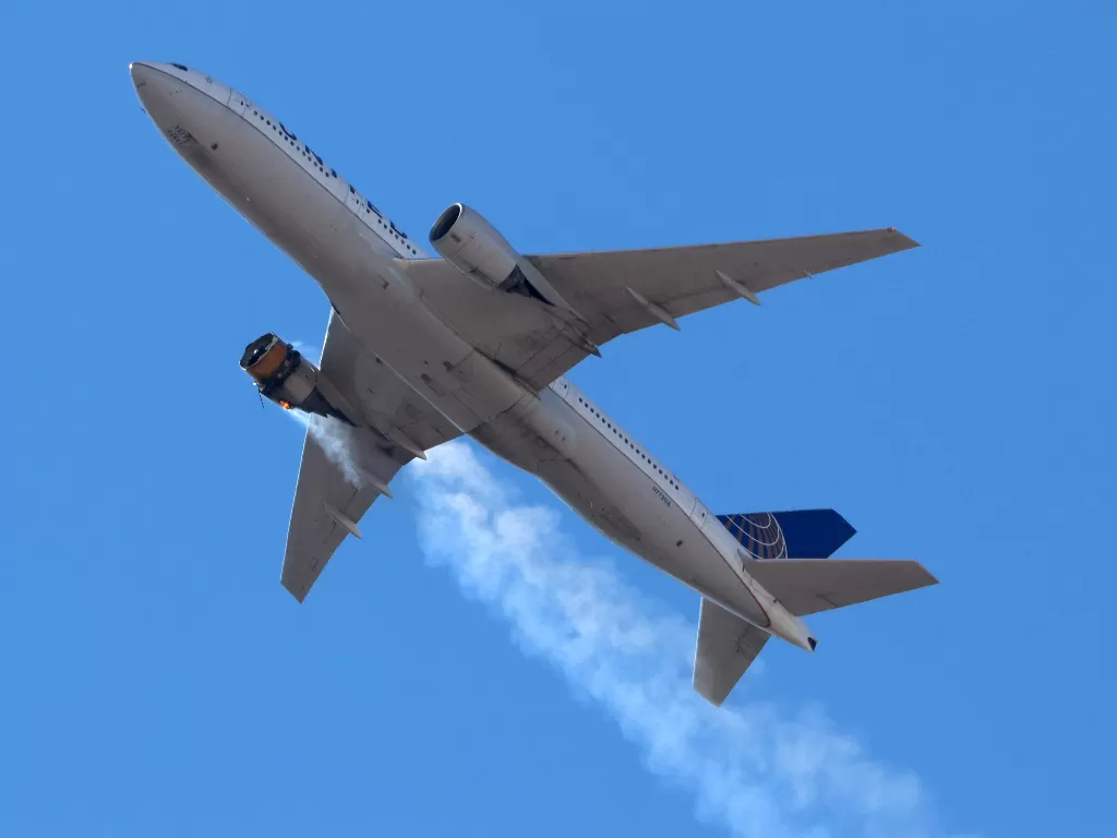 Pesawat Boeing 777-200 milik maskapai United Airlines yang mesinnya terbakar di udara, Sabtu (21/2/2021). (REUTERS/HAYDEN SMITH/@speedbird5280)