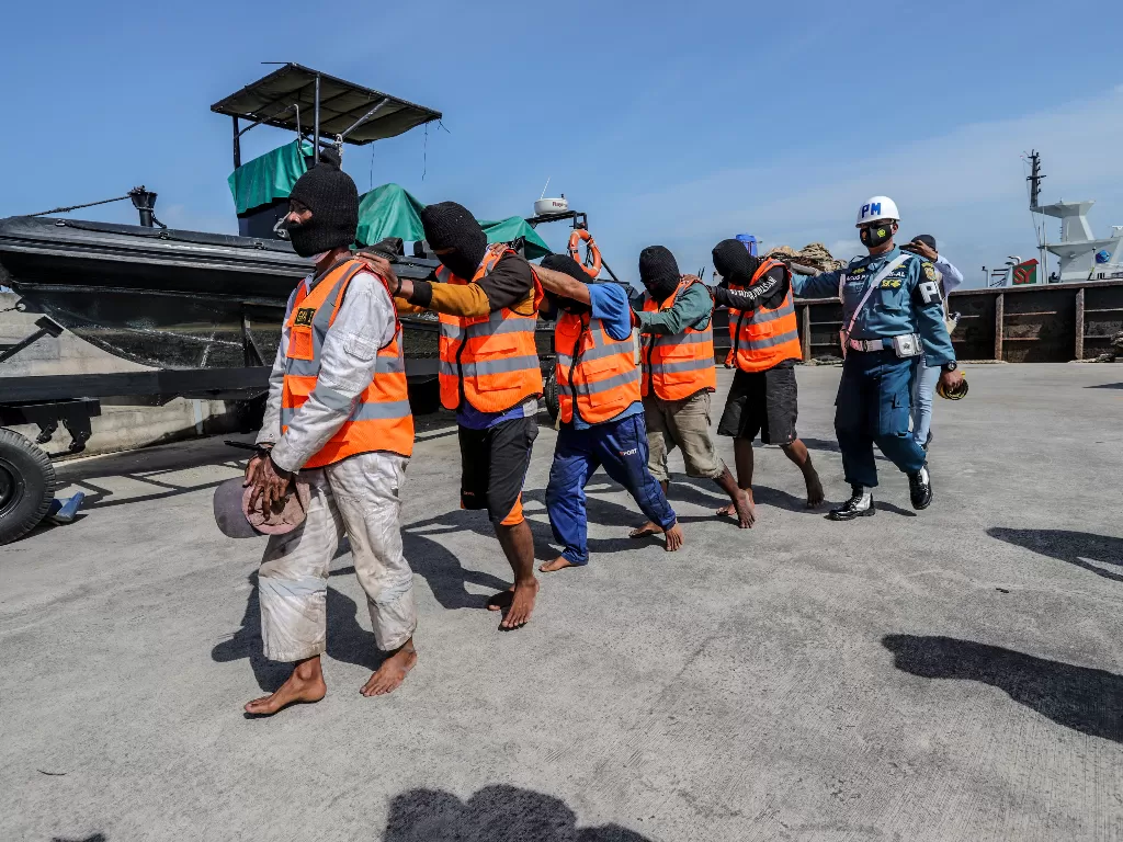Personel TNI AL menggiring lima orang tersangka Perompak kapal (ANTARA FOTO/Teguh Prihatna)