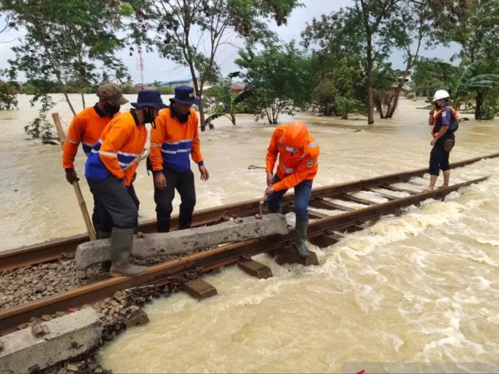  Petugas KAI melakukan perbaikan jalur rel yang rusak akibat banjir. (ANTARA/HO-KAI) 