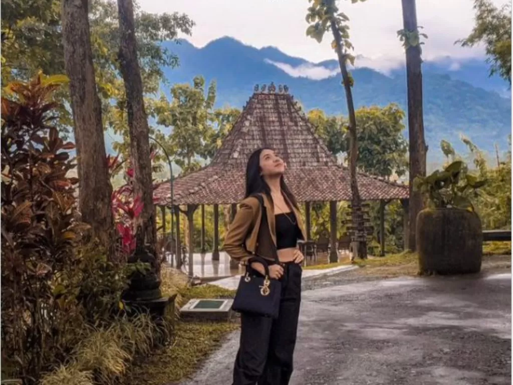 Postingan foto Anya Geraldine di Kawasan Candi Borobudur yang disebutnya Jogja. (Twitter/ Anya Geraldine @anyaselalubenar)
