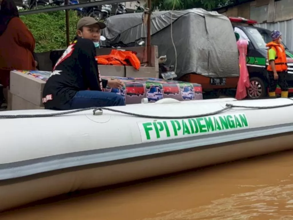Perahu karet dengan logo FPI. (Istimewa)