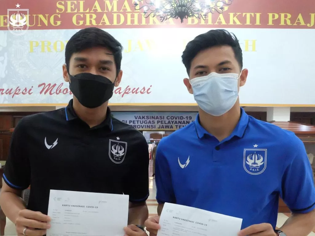 Septian David Maulana dan Alfreanda Dewangga, dua pemain PSIS Semarang jadi perwakilan atlet yang divaksinasi Covid-19. (photo/Instagram/@/psisfcofficial)