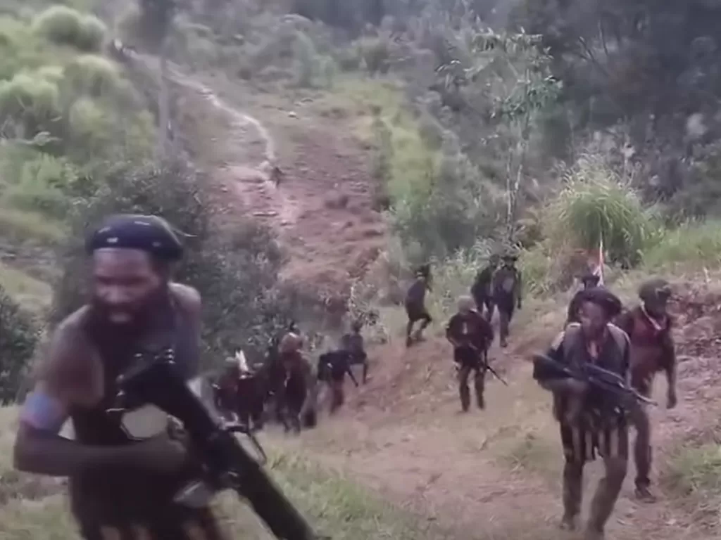 Beberapa anggota dari Kelompok Kriminal Bersenjata (KKB). (Youtube/Video Papua TV)