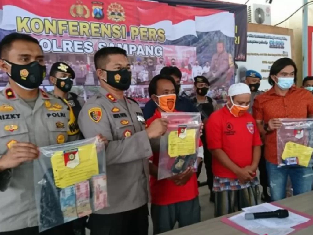 Polres Sampang merilis penangkapan pada dua oknum pegiat LSM yang terlibat dalam kasus pemerasan. (ANTARA)