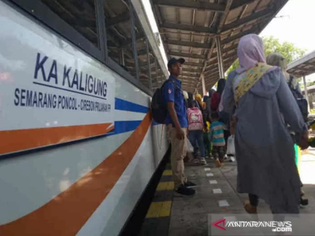 Penumpang akan menaiki kereta di Stasiun Cirebon Prujakan. (ANTARA/Khaerul Izan)