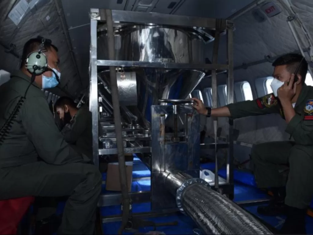 Personel TNI AU saat melakukan operasi teknologi modifikasi cuaca (TMC) dengan menggunakan pesawat pesawat CN-295 A-2901 dari Lanud Halim Perdanakusuma, Jakarta. (Dok. Dispenau)