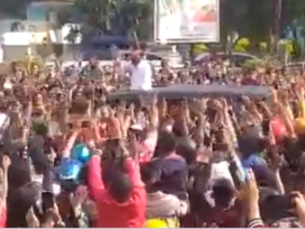 Jokowi ciptakan kerumunan saat datang ke Maumere, NTT. (Ist)