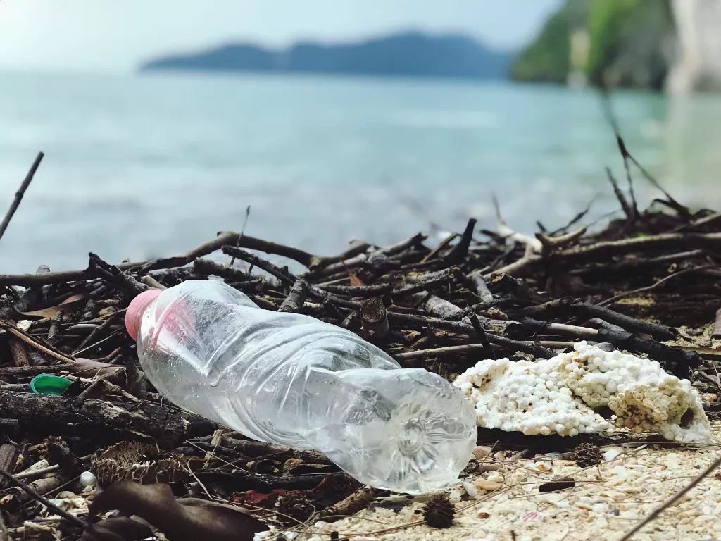 Ilustrasi sampah plastik di lautan. (photo/Ilustrasi/Pexels/Catherine Sheila)