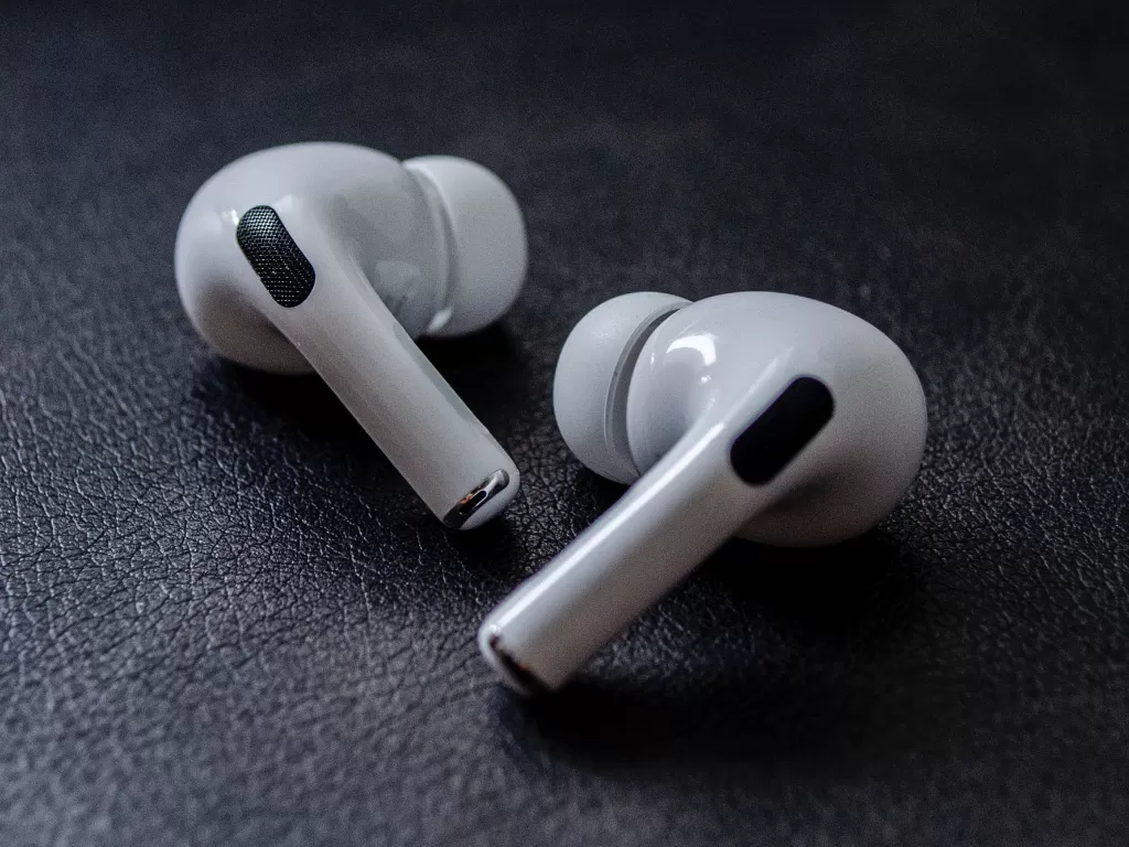 Tampilan earbuds wireless AirPods Pro buatan Apple (photo/Unsplash/Miguel Angel Avila)