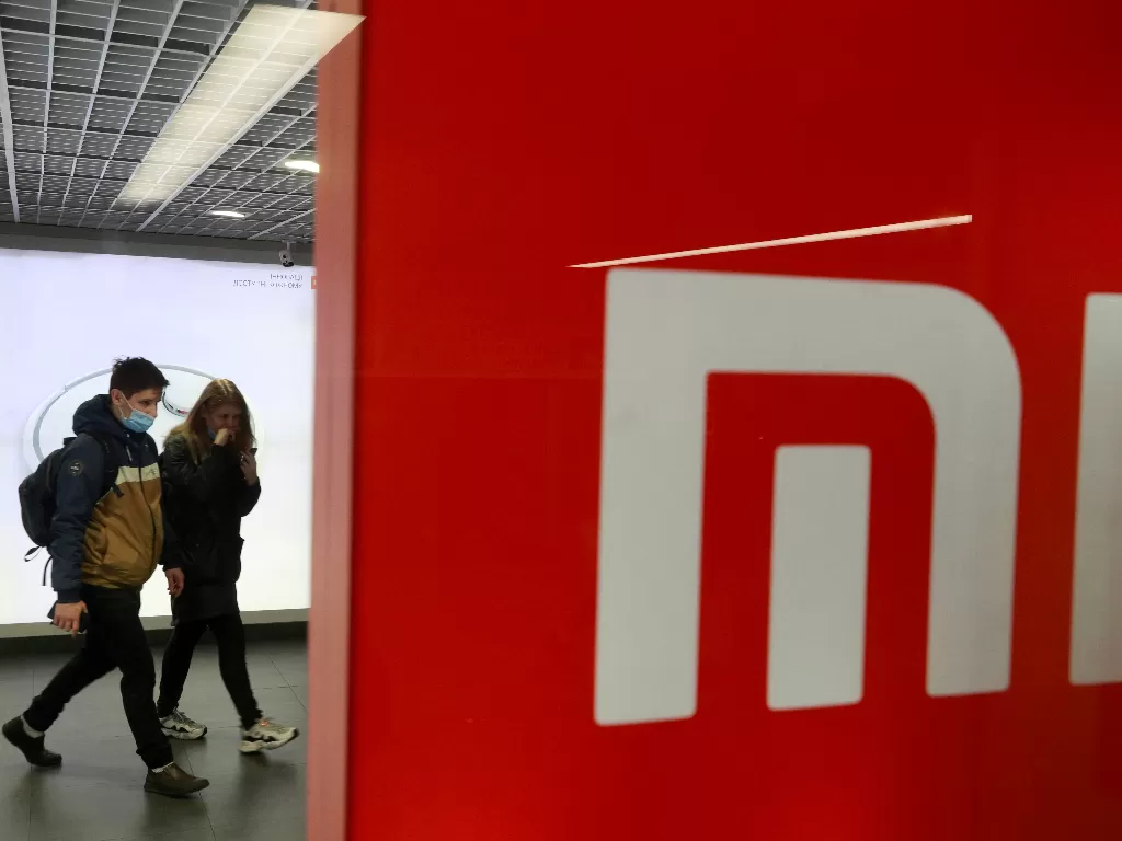Logo pabrikan Mi pada Xiaomi. (photo/REUTERS/VALENTYN OGIRENKO)