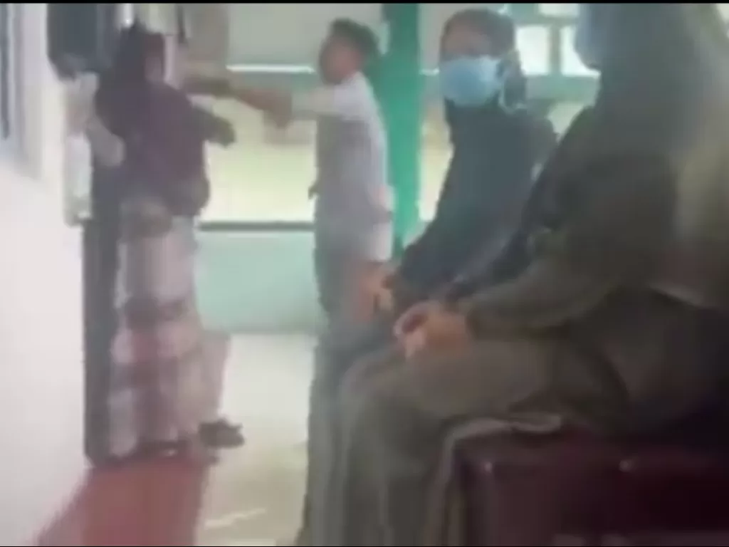 Oknum dosen pria memukul seorang dosen wanita di hadapan mahasiswa (Tangkapan layar)
