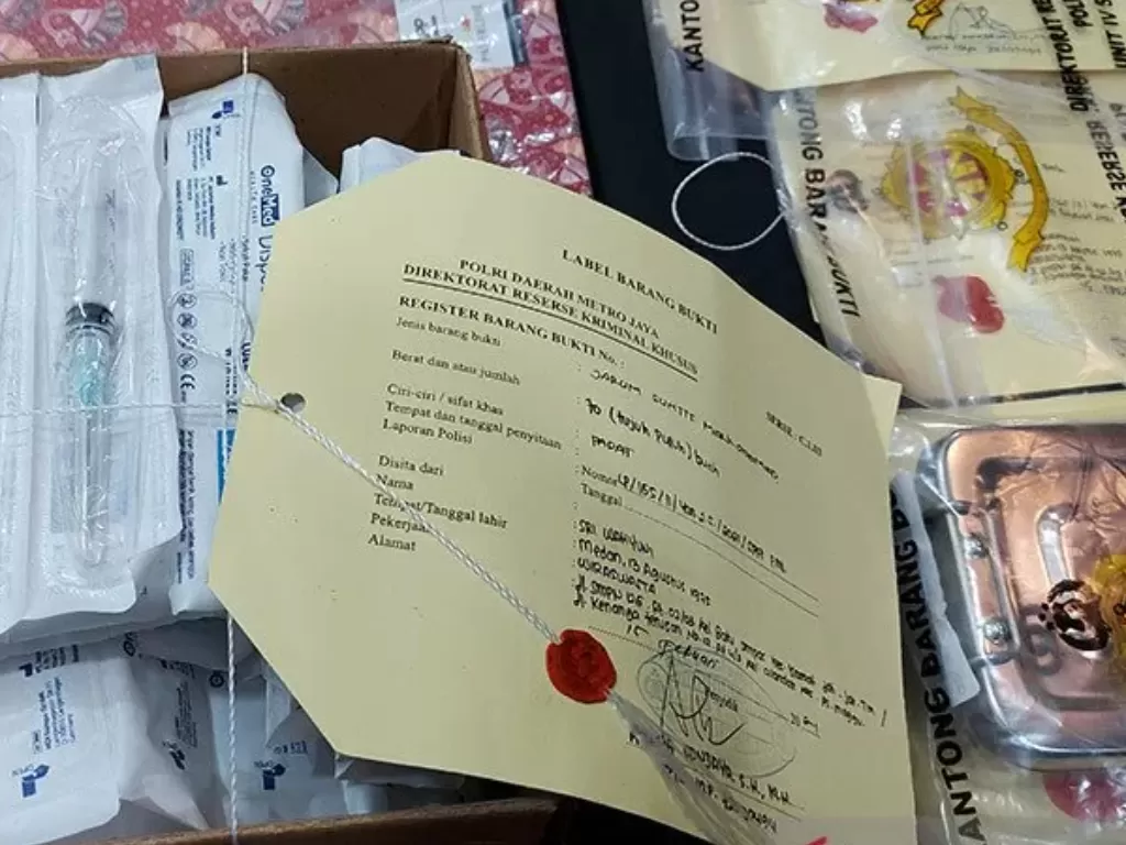 olda Metro Jaya hadirkan sejumlah barang bukti yang disita petugas dalam pengungkapan klinik kecantikan ilegal ZEVMINE di Polda Metro Jaya, Selasa (23/2/2021). (ANTARA)