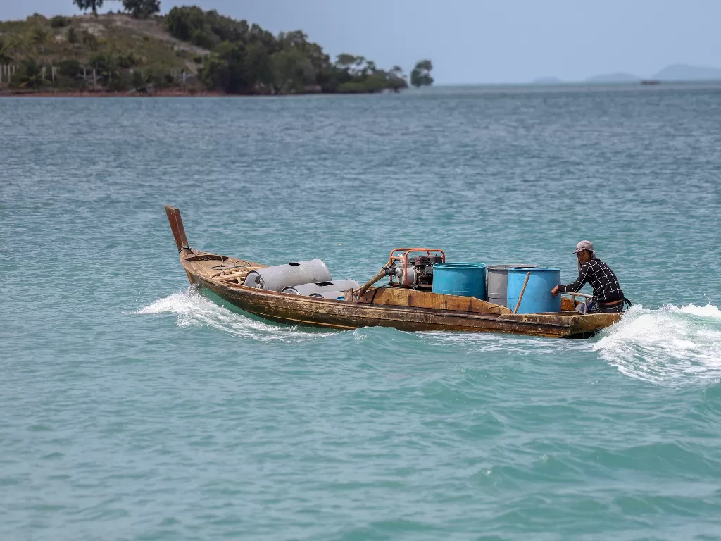 Warga membawa air bersih dengan menggunakan perahu di perairan Pulau Galang yang merupakan salah satu pulau terluar di, Batam, Kepulauan Riau (Kepri), Selasa (9/2/2021). (ANTARA FOTO/Teguh prihatna)
