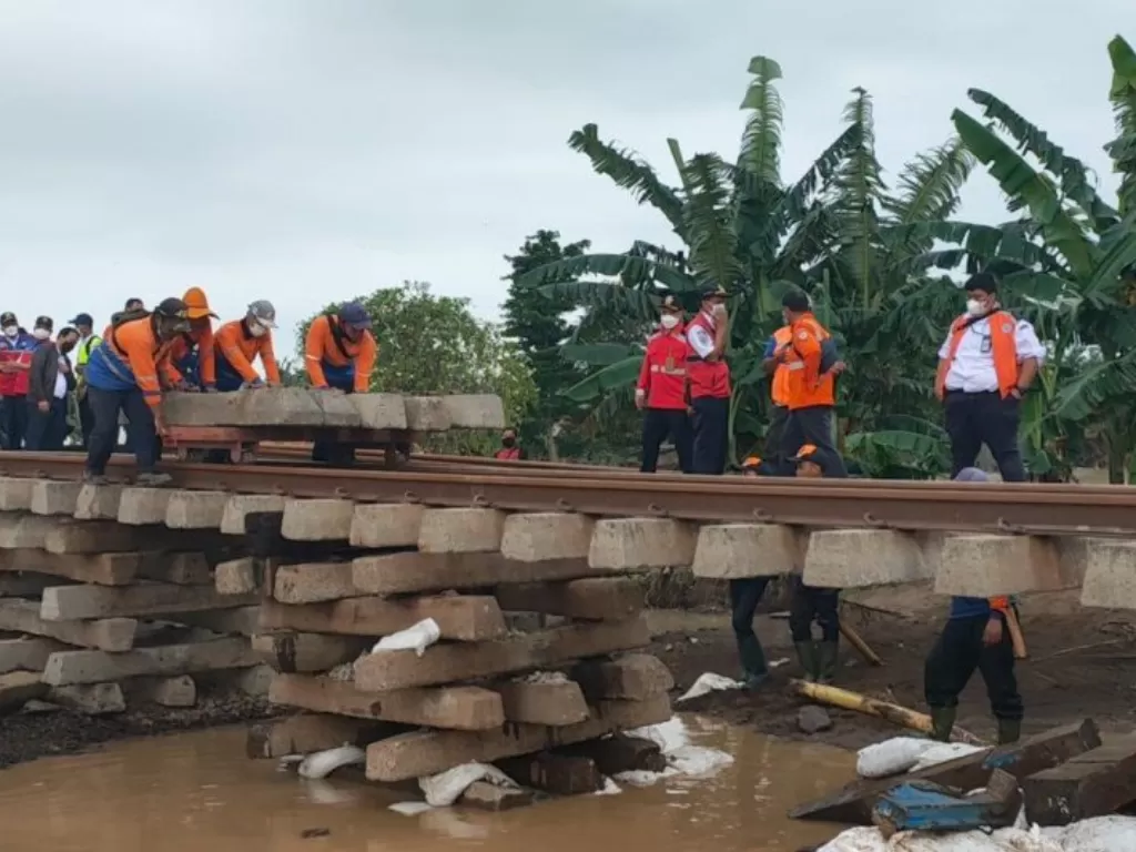 Perbaikan jalur kereta api lintas utara di Pulau Jawa tepatnya di petak antara Stasiun Lemahabang-Stasiun Kedunggedeh, Bekasi, Jawa Barat, pada Km 55 +100 s.d KM 54+500. (ANTARA/HO/Kemenhub)