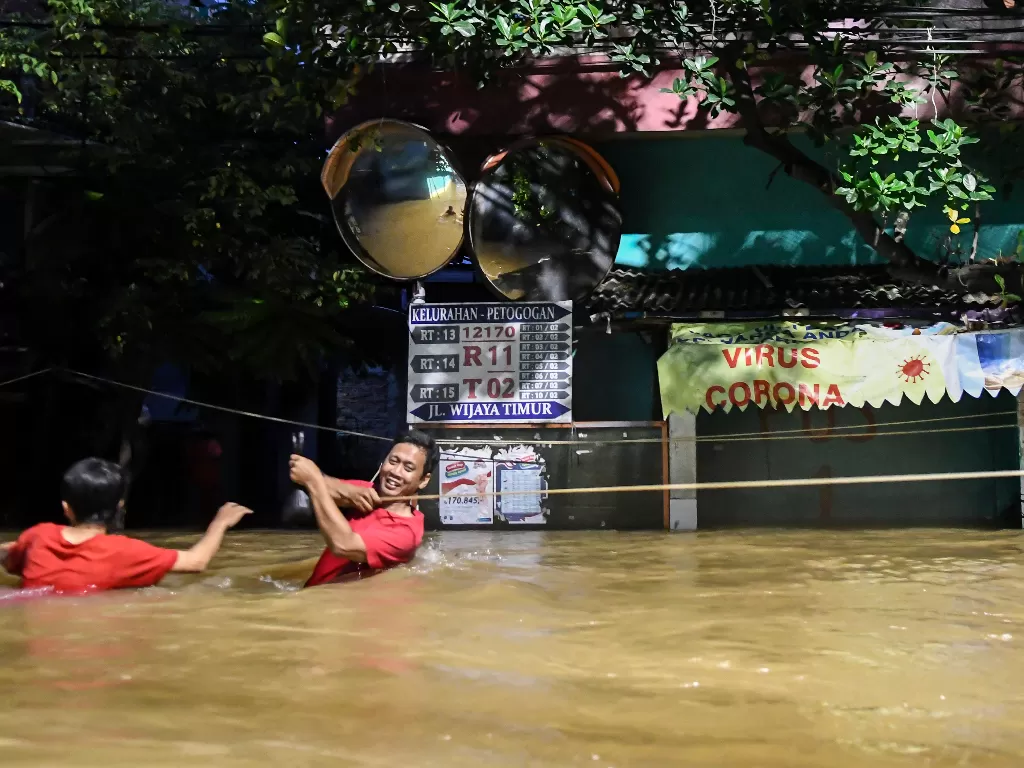 Banjir di kawasan Wijaya Timur, Petogogan, Jakarta, Sabtu (20/2/2021). (ANTARA/M Risyal Hidayat)