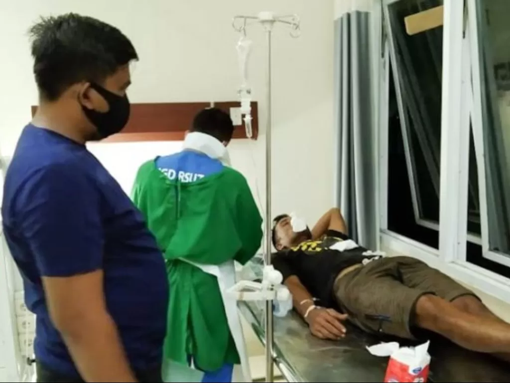 Tim medis memberikan perawatan kepada korban penusukan di Rumah Sakit (Antara)