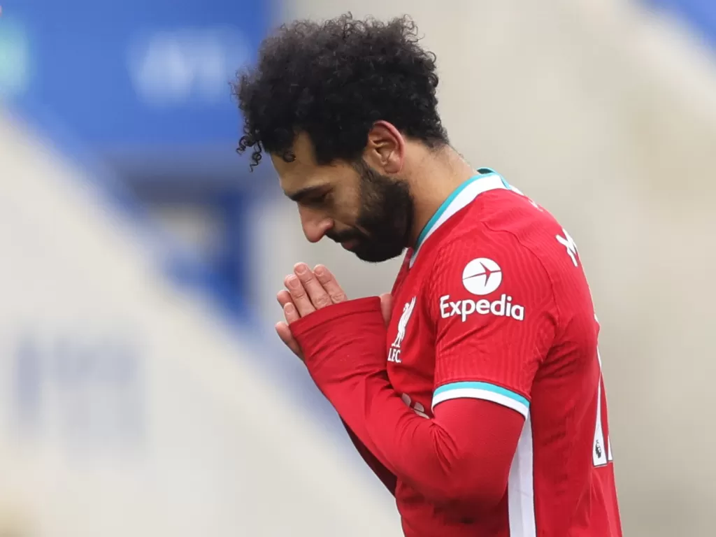 Mohamed Salah melakukan selebrasi usai mencetak goal ke gawang Leicester City, Sabtu (13/2/2021). (REUTERS/Carl Recine)